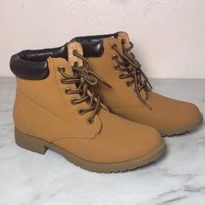 BELLADIA Lace Up Ankle Boots(size 5)